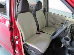 大きなベンチシートで足元もヒロビロ■大型シートで座り心地は快適♪中央にはアームレストが付いてゆったりドライブ♪　シートヒーター（運転席＆助手席）装備(*^-^*)