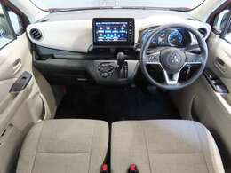 シフトレバーをダッシュパネルセンターに装備。運転席、助手席の足元すっきり！