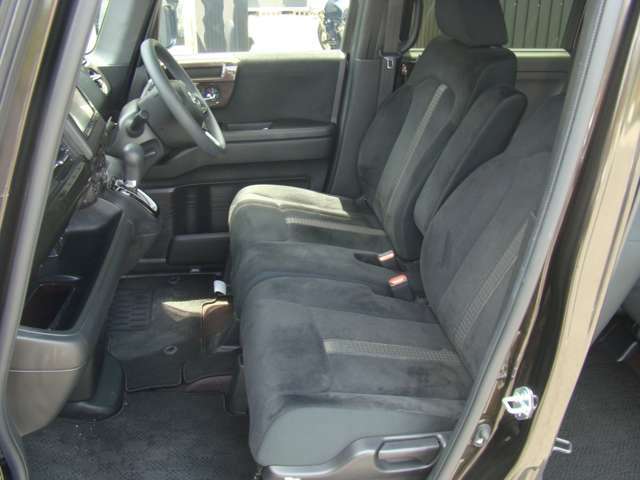 運転席側シート　使用感少なく綺麗です 運転席まわりには十分なスペースがあり、大柄な方でもゆったり運転していただける環境です内装程度良好です
