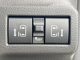 【ハンズフリー機能付き両側パワースライドドア】スライドドアの下に足先を入れてすぐ引くと、自動的にスライドドアが開閉します！荷物で両手がふさがった状態でも、ドアの開閉ができてとっても便利！