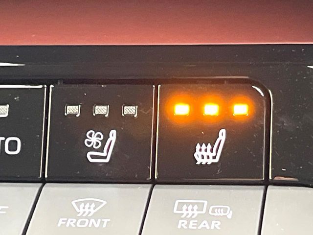 【シートベンチレーション】夏場は涼しい風でお尻や背中の熱やムレを防ぎ、冬はエアコンよりも早く温まってポカポカに！季節を問わず快適に過ごせます。