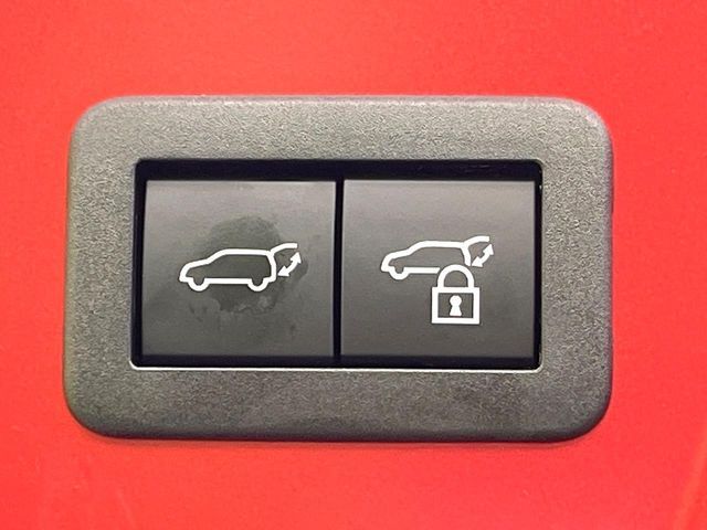 【ハンズフリーパワーバックドア】リアバンパー下部に足先を出し入れするだけでバックドアが自動で開閉♪両手が荷物でふさがっている時でもラクラク開閉操作が行えます！