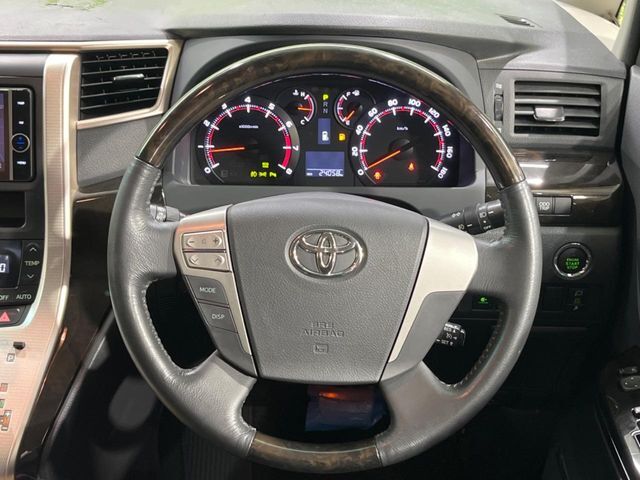 インテリアに合わせたデザインのステアリングは、運転される方のことも考え、運転しやすい形状、大きさです。是非一度、実際に触ってお確かめください。