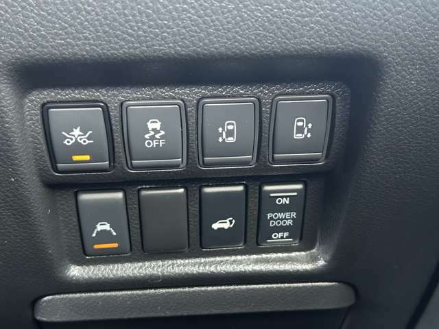 両側が電動スライドドアで、左右どちらからでも乗り降りOK。更に運転席のスイッチ、インテリキーのボタンでも開閉自在。挟み込み防止機能も安心です！
