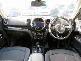 ◆インスツルメントパネルやインテリアトリムなどは、調和しなが洗練された室内を作り上げ、スイッチ類によって、優れた操作性をも実現。ドライバーの視線や動線を考え、人間工学に基づきデザインされています◆