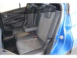 セカンドシートにもゆとりのスペースを確保☆センターアームレストでさらにリラックス！