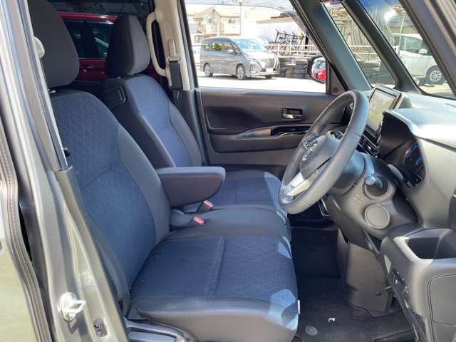 適度なホールド感と快適な座り心地の運転席シートまわり！
