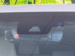【トヨタセーフティセンス】走行中に前方の車両等を認識し、衝突しそうな時は警報とブレーキで衝突回避と被害軽減をアシスト。より安全にドライブをお楽しみいただけます。