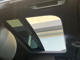 ●サンルーフ：開放感たっぷりの希少装備、サンルーフが装着されています！車内に明かりを取り入れたり景色を楽しむ以外にも、車内の空気も簡単に換気できて快適です！