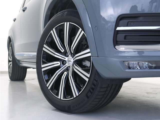 ダイヤモンドカット/ブラック10スポーク9.0J×20インチアルミホイール。衝突回避・被害軽減ブレーキシステムやパイロット・アシストなど、数多くの先進安全・運転支援機能を標準装備。