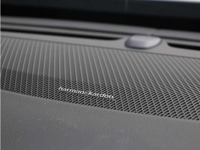 【harman/kardon】世界のオーディオファン垂涎のプレミアムサウンドシステムを搭載。原音に近い音場空間を忠実に再現。乗る人すべてに最良の音響体験を提供します。