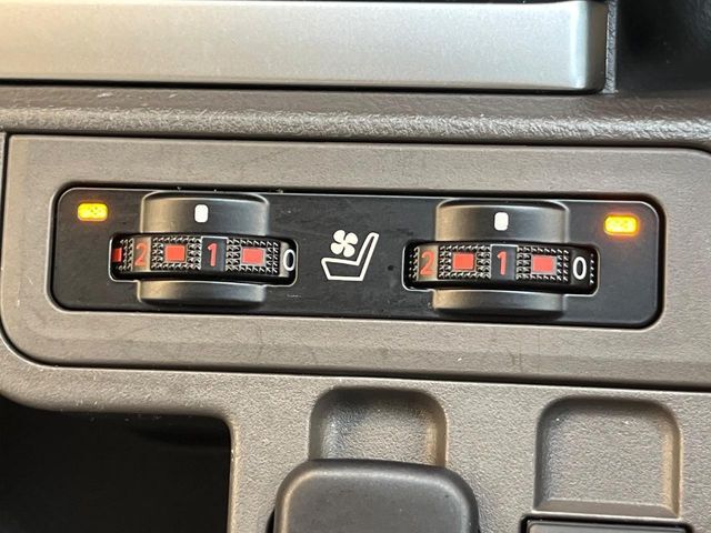 【シートベンチレーション】夏場は涼しい風でお尻や背中の熱やムレを防ぎ、冬はエアコンよりも早く温まってポカポカに！季節を問わず快適に過ごせます。