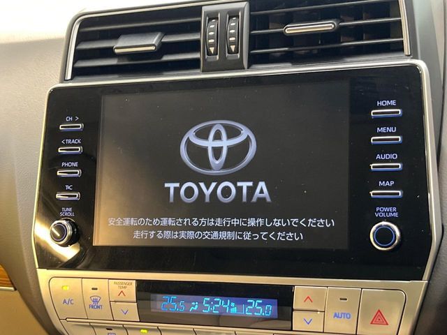 【メーカー9型ナビ】インテリアに溶け込むスタイリッシュな「専用設計」メーカーナビを装備♪視認性や操作性など基本性能にも優れ、より上質なカーライフをお楽しみいただけます。