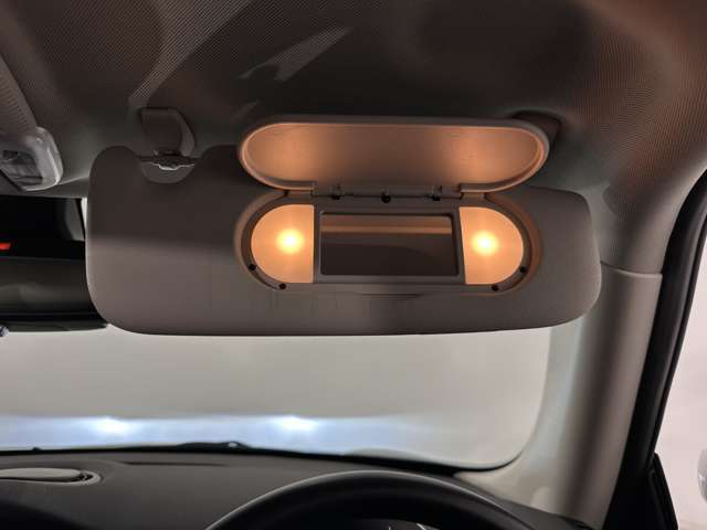 バニティミラー付きサンバイザー