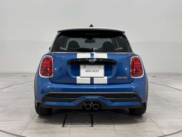 歴代受け継がれてきた縦長のテールライトです。