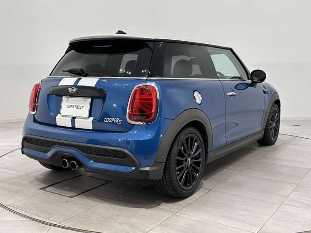 歴代受け継がれてきた縦長のテールライトです。