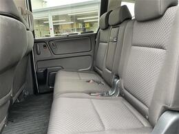 【後部座席】後席もゆったりドライブを楽しめます。内外装はプロこだわりのクリーニングで清潔なおクルマでご納車させていただきます！店舗での現車確認も承っています！