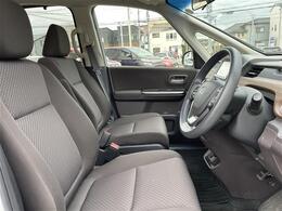 【運転席】座り心地が良いシートなので長時間の運転でも快適にお過ごしいただけます。新品のフロアマットのご注文も可能です。掲載箇所以外にご希望の写真がございましたらお気軽にお問い合わせ下さい。