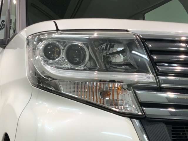 LEDヘッドライトは、点灯の瞬間から最大光量を発揮し、突然暗くなるトンネルなどでの安定感を高めます。
