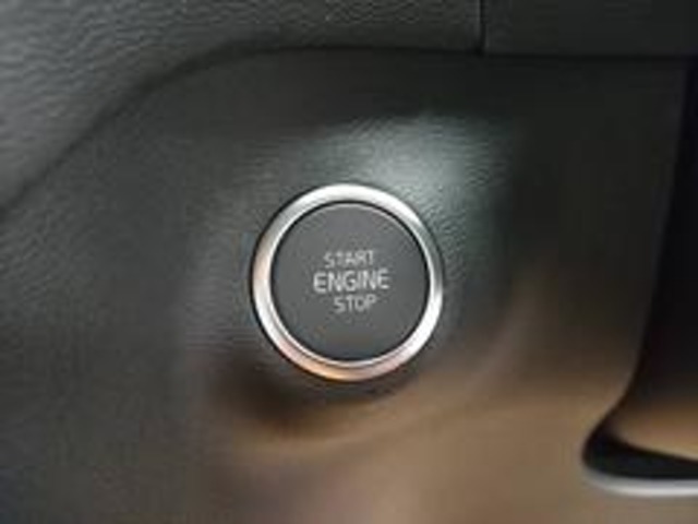 スマートキーを採用しているのでエンジン始動はボタンでの操作となります。