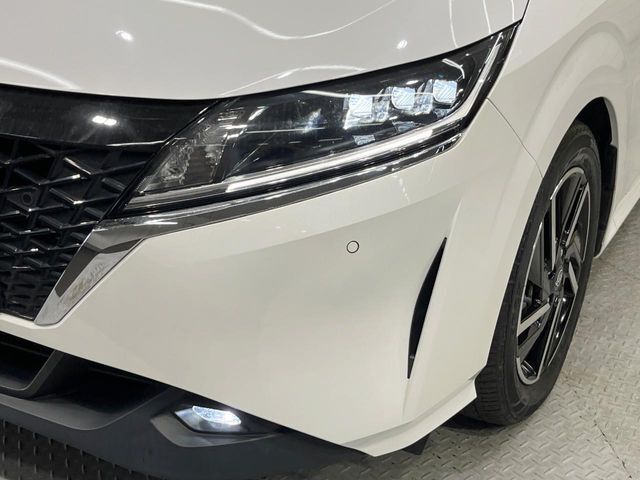 【LEDヘッドライト】悪天候や夜間走行時も良好な視界を確保し安心して運転できる高輝度LEDヘッドライトを装備！点灯速度が早く、消費電力も抑えられています。