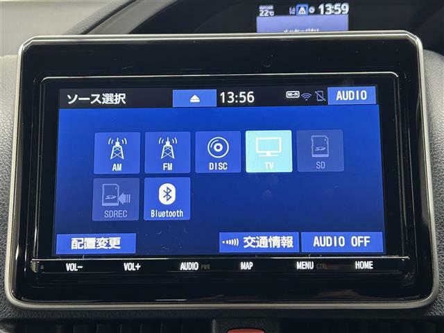 【純正ナビ】人気の純正ナビを装備しております。ナビの使いやすさはもちろん、オーディオ機能も充実！キャンプや旅行はもちろん、通勤や買い物など普段のドライブも楽しくなるはず