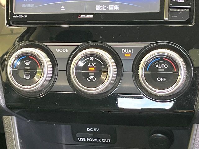 【左右独立型フルオートエアコン】運転席と助手席でそれぞれお好みの温度に設定可能。同乗者にも配慮した、快適な空調をお届け致します。