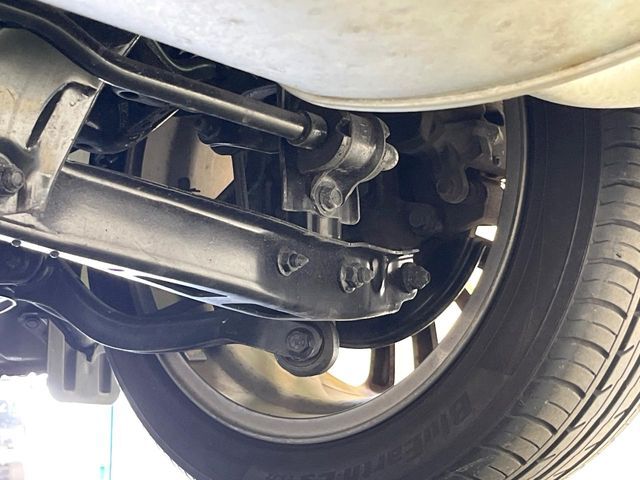お車を安心してお乗りいただく為には、足回りの定期点検が欠かせません。サービスサポート（有償保証）では無料点検もご提供しており、安心のカーライフをお過ごしいただけるサポート体制が整っています。