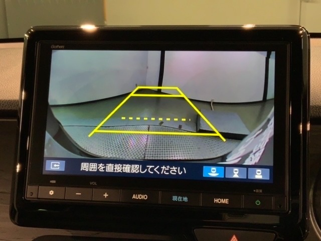 リバースギアに入れるだけで後方の表示へ切り替わります。夜間や雨の日の駐車も楽になりますよ。