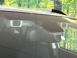 【アイサイトVer2】前方の車両等を検知し、衝突しそうな時は警報で注意を促し、ブレーキを踏む力をサポート。ブレーキを踏めなかった場合は衝突被害軽減ブレーキが作動、衝突回避をサポートします。