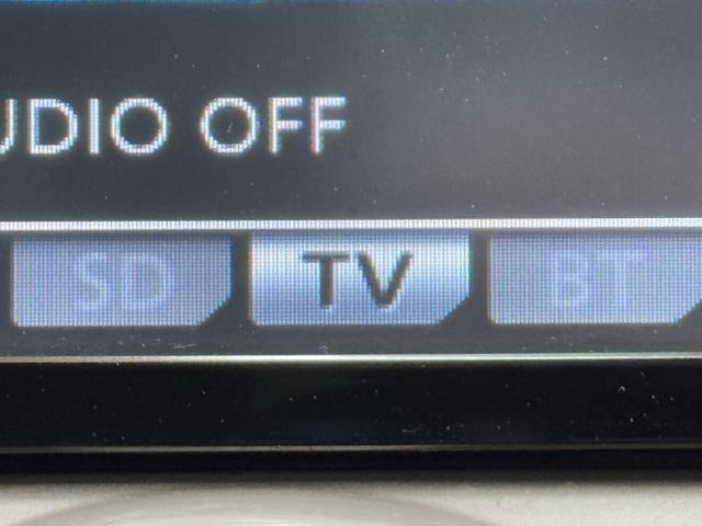 TVが見れるチューナーを装備しています。　新しい車でも付いていないことで、TVが見れない事も多々あるので要チェックです。