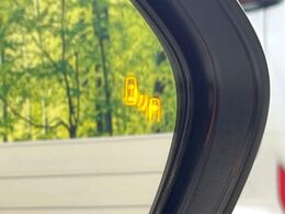 【ブラインドスポットモニター】走行中、ドアミラーの死角になりやすい箇所に後続車が接近するとサイドミラーのレンズに警告を表示！ドライバーに注意喚起をしてくれます。