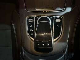 燃費向上を実現しております！！　外装色は綺麗なポーラーホワイト！！　さらにはAMGスタイリングパッケージ（フロントスポイラー・サイド＆リアスカート）＆19インチアルミホイールが装着され