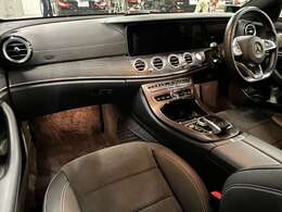 スポーティーな外観を演出しております！！　内装は上質なレザーARTICO/DINAMICAシート＆ブラックアッシュウッドインテリアトリムの組み合わせ！！　前席にシートヒーターが装備され