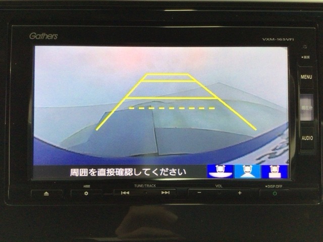 【バックカメラ】運転が苦手な方も車庫入れラクラクです！ギアをリバースに入れれば自動的に切り換わりますので、面倒な操作は不要です♪狭い駐車場もお車を傷つけず安心ですね！