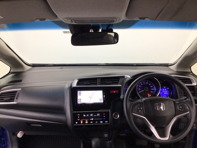 【前方視界】開放的な前方視界！運転がしやすく疲れにくいです♪窓が大きく、見通しがとっても良いおクルマですよ♪