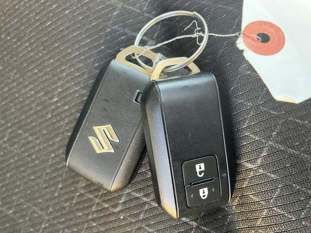 リモコンキーです。スペアのリモコンキーもございます。