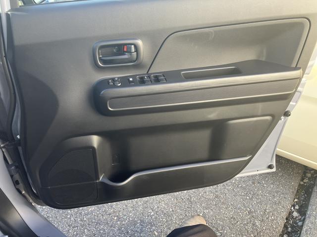 運転席ドアの内側のパネルです。