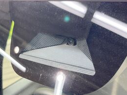 【ホンダセンシング】走行中に前方の車両等を認識し、衝突しそうな時は警報とブレーキで衝突回避と被害軽減をアシスト。より安全にドライブをお楽しみいただけます。