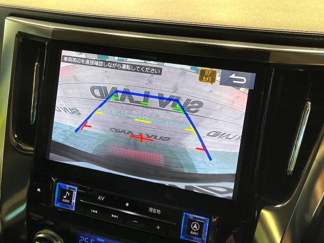 【バックカメラ】駐車時に後方がリアルタイム映像で確認できます。大型商業施設や立体駐車場での駐車時や、夜間のバック時に大活躍！運転スキルに関わらず、今や必須となった装備のひとつです！