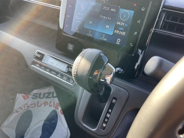 インパネシフトなので足元広々！運転席と助手席間の移動もスムーズにできます。