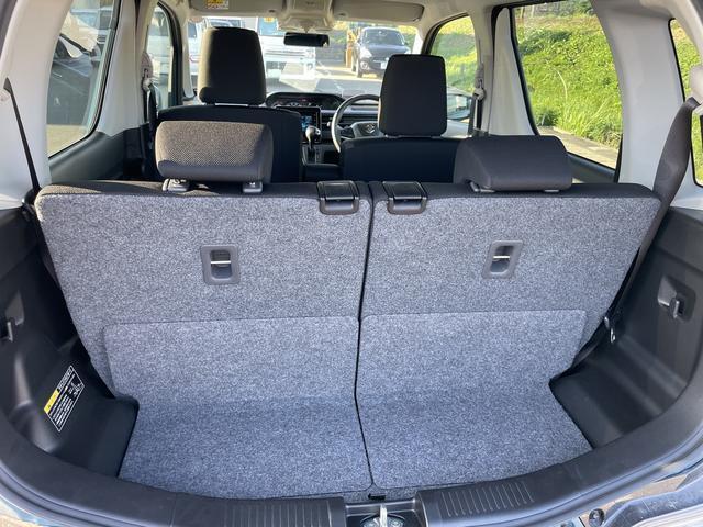 シートを立てていてもたくさん収納できる広々荷室。