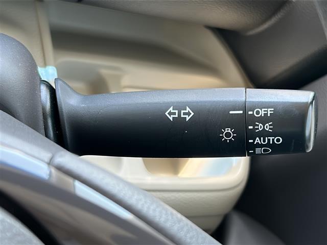 【オートライト（AUTO）】外の明るさをシステムが感知して、自動でヘッドライトが点灯します！ヘッドライトをつけ忘れを防ぐ便利機能です。
