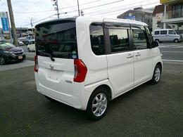 リアヴューです。プライバシーガラスも標準装備です。荷物かくしやエアコンの効きもちがいますね。日よけにも最適です。