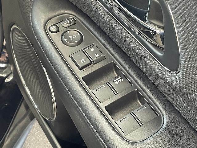 【パワーウィンドウ】運転席から操作可能で、電動で窓の開閉が可能です。