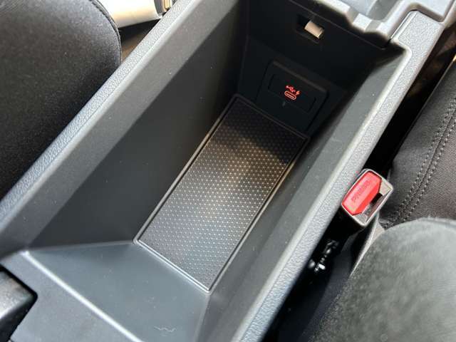 【運転席操作部】『運転席周辺の装備』の画像になります。快適なドライブを楽しむための機能が装備されています！運転席から触れるので使いやすいです！