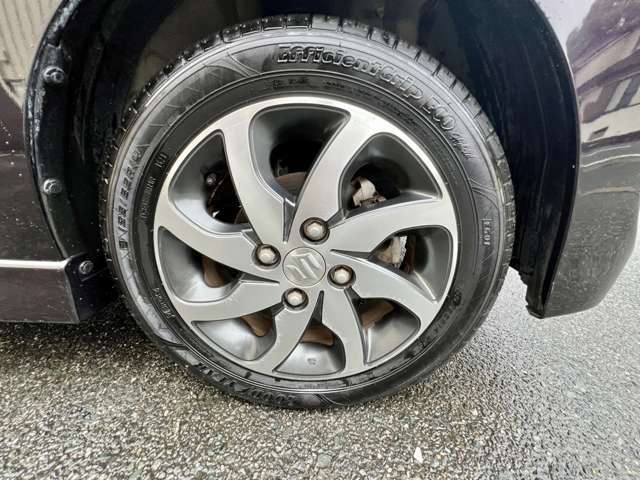 整備工場は広く整理整頓され、納車前整備をしっかり行います！