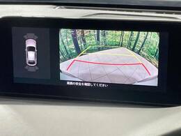 【バックカメラ】駐車時に後方がリアルタイム映像で確認できます。大型商業施設や立体駐車場での駐車時や、夜間のバック時に大活躍！運転スキルに関わらず、今や必須となった装備のひとつです！