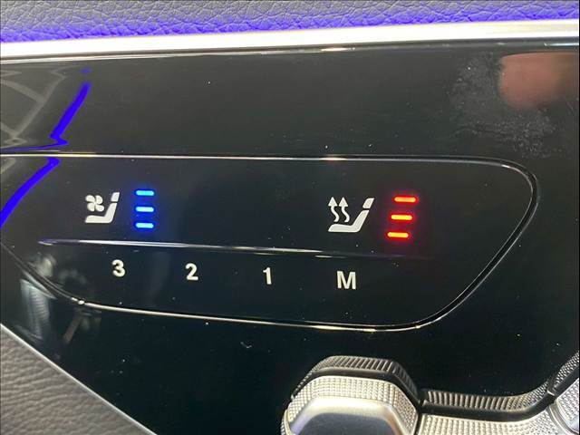 【シートヒーター＆シートクーラー】高級車にふさわしい快適装備で、夏場は座面から涼しい風が、冬場は身体の芯からポカポカになりますね。