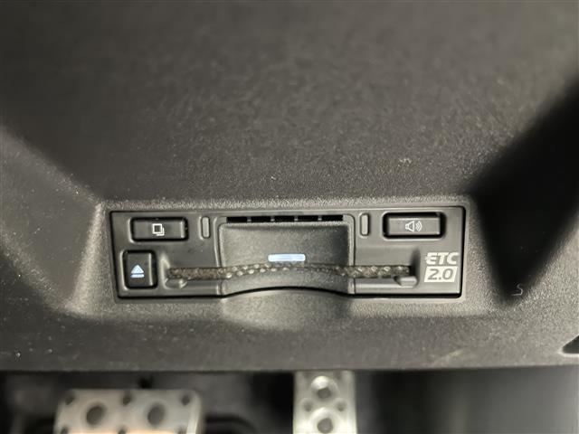 【ETC】有料道路を利用する際に料金所で停止することなく通過できる、ETC車載器（ノンストップ自動料金収受システム機器）が装備されています。セットアップを行うことで利用可能になります。